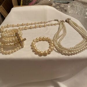 Classic Pearl Necklace and Bracelet Set